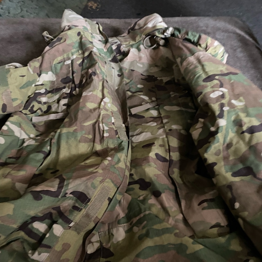 Men’s bundle 34 and 36 pants large and xl shirts